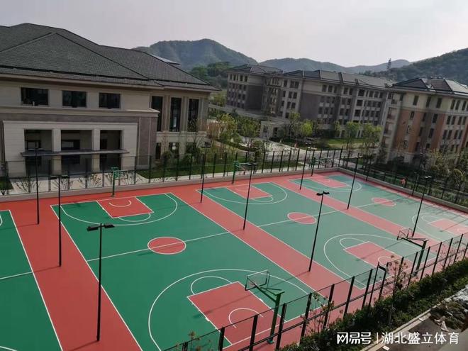 M6米乐丙烯酸球场和硅PU球场哪个更适合做篮球场地面材料？